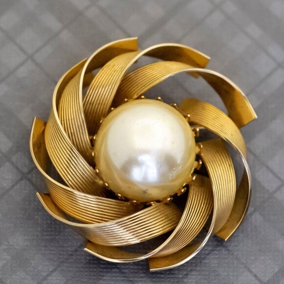 Vintage White Faux Pearls Abstract Floral Spiral Vortex Gold Tone Brooch, G41 - Picture 1 of 2